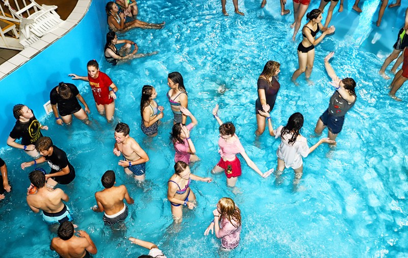 Un tânăr de 21 de ani este în comă, după ce a sărit în cap într-o piscină. Medicii avertizează că astfel de sărituri sunt periculoase