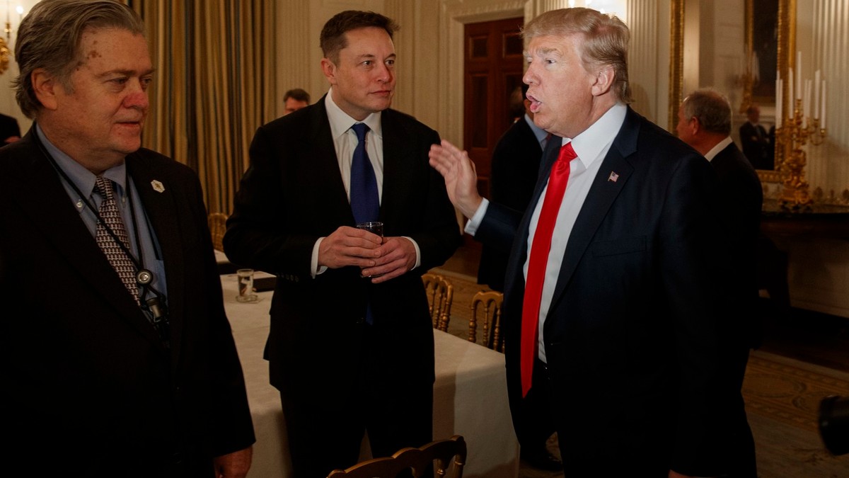 Donald Trump (dreapta) discută cu Elon Musk (centru) și Steve Bannon în timpul unei recepții la Casa Albă, pe 3 februarie 2017 Foto: Profimedia