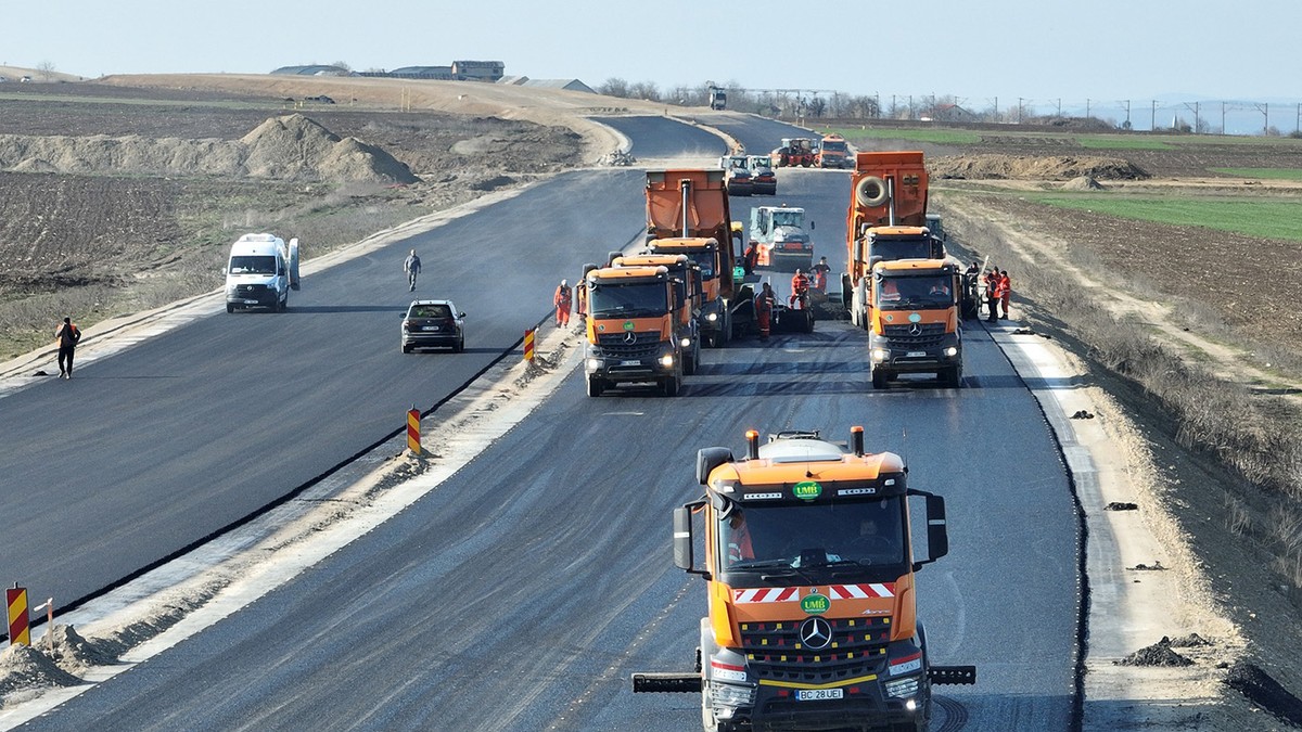 O portiune de autostrada in santier cu utilaje