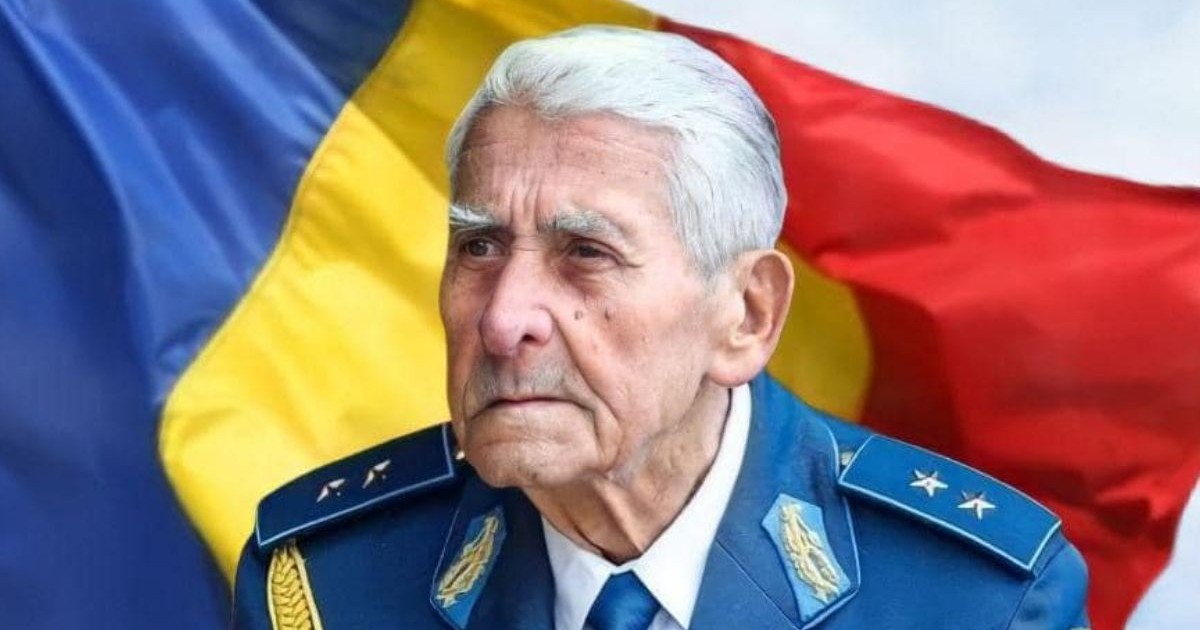 Generalul-maior Radu Theodoru, îmbrăcat în uniforma militară, cu steagul României pe fundal
