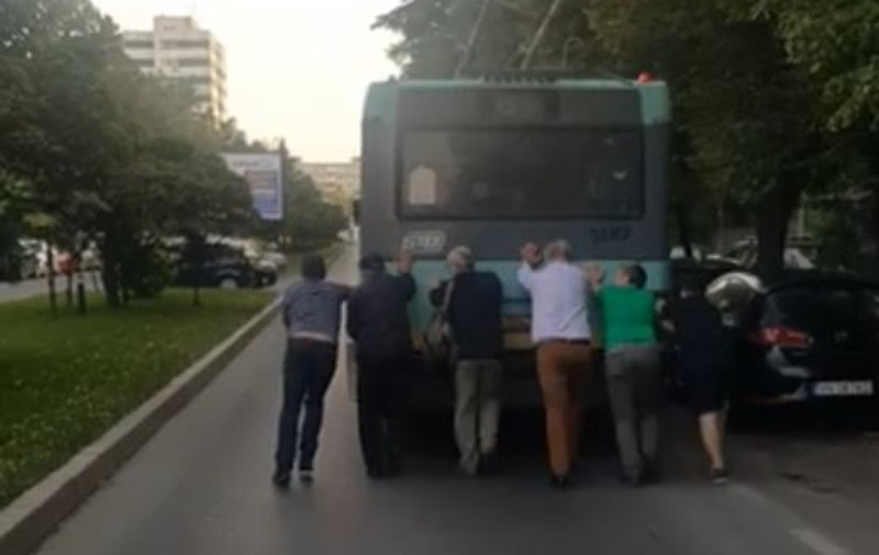 VIDEO | Un troleibuz a fost împins de călători în București. Primăria susține că probleme au apărut după “o cădere de tensiune”