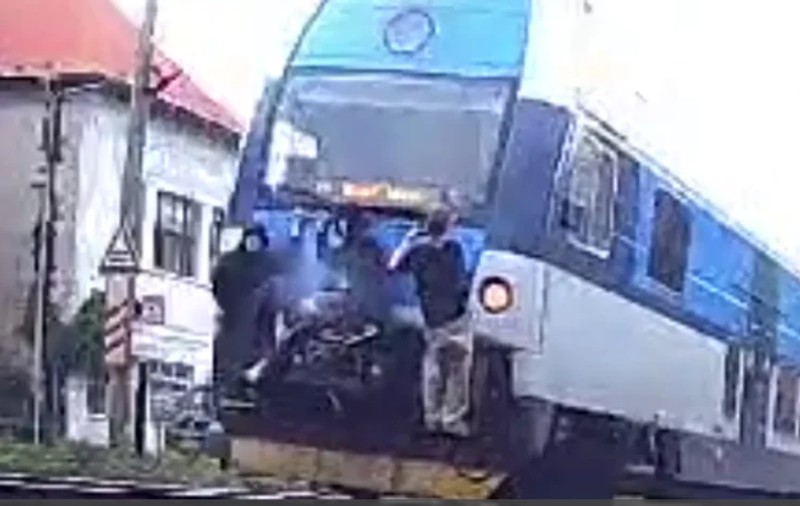 Provocare periculoasă. Trei tineri, filmați când merg pe tren, în Cehia | VIDEO