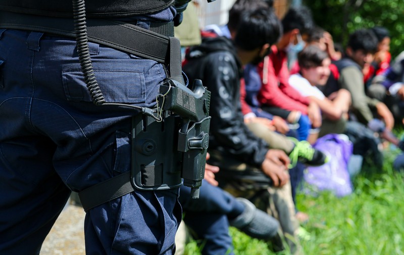 Migranți transportați în cuști metalice sudate sub caroserie. Fost polițist, lider al grupării infracționale: „Dacă îs mari, mai mult de 6 nu”
