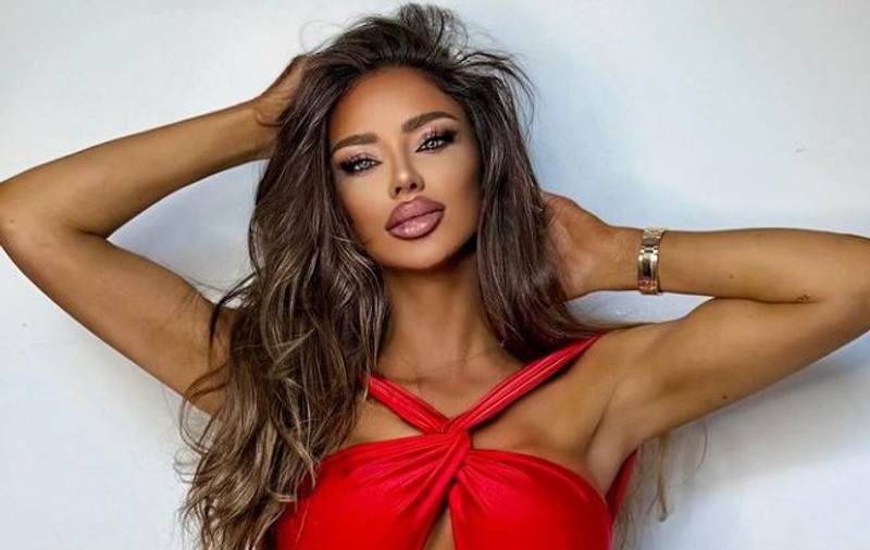 Bianca Drăgușanu a îmbrăcat o bluză transparentă și și-a lăsat sânii la vedere. Ultimele intervenții estetice pe care și le-a făcut