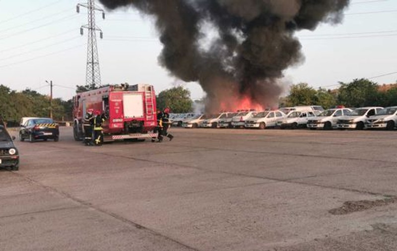 Cinci mașini de poliție din Constanța au ars într-un incendiu. Nu se știe dacă focul a fost pus intenționat