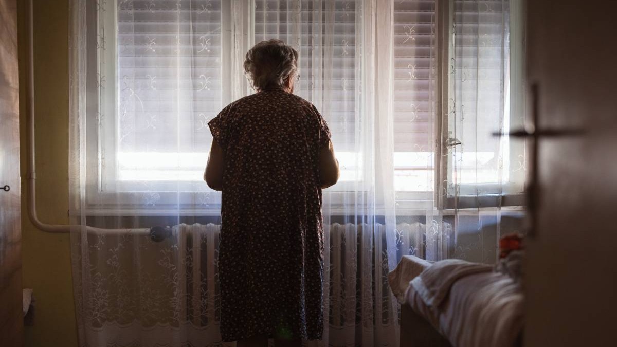 Cum i-a dat o pensionară toate economiile ei, 35.000 de euro, unui tânăr de 19 ani care a sunat la ușa casei. Imagine cu caracter ilustrativ. Sursă foto: Getty Images