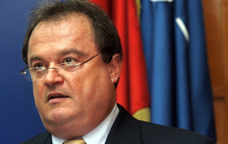 BLAGA, LOVIT ÎN MOALELE CAPULUI DE UN SOFT! Şi preşedintele PDL a plagiat la doctorat. Mult şi bine!