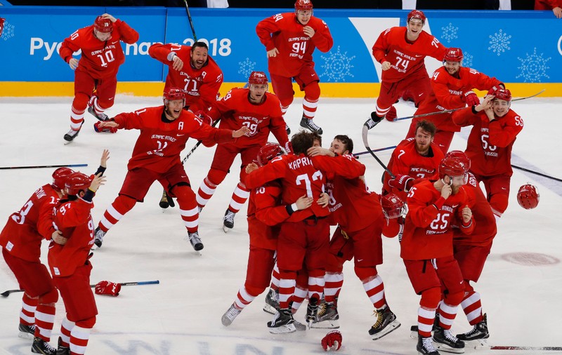 Jocurile Olimpice de iarnă 2018, turneul de hochei pe gheață. Rusia a câștigat în prelungiri, cu un gol de aur, în superioritate numerică. La imn, învingătorii au sfidat regulamentul | FOTO