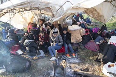 La granița cu Grecia așteaptă atât refugiați, cât și migranți economici FOTO: EPA