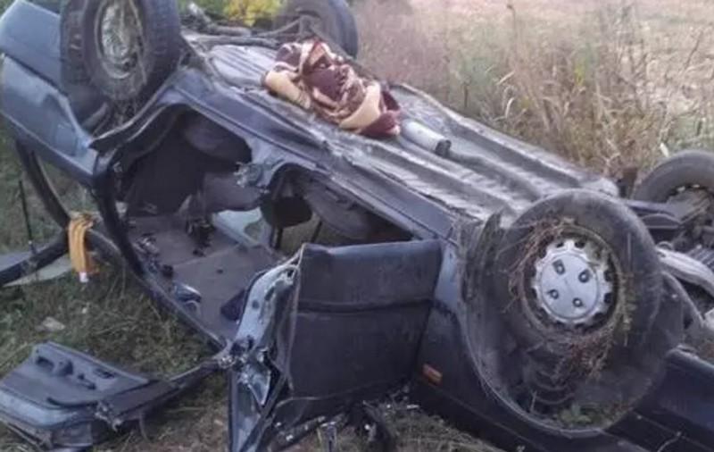 Mașină răsturnată în șanț. Șoferul a fost salvat de pompieri