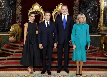 epa10039399 Spain's King Felipe VI (2-R) and Queen Letizia (L), French President Emmanuel Macron (2-L) and his wife Brigitte Macron (R) pose for photographers during a royal reception for heads of governments and states held at the Royal Palace in Madrid, Spain, 28 June 2022. Heads of States and Governments from NATO's member countries and key partners are gathering in Madrid to discuss important issues facing the Alliance and endorse NATO's new Strategic Concept, the Organization said. EPA-EFE/JUANJO MARTIN / POOL