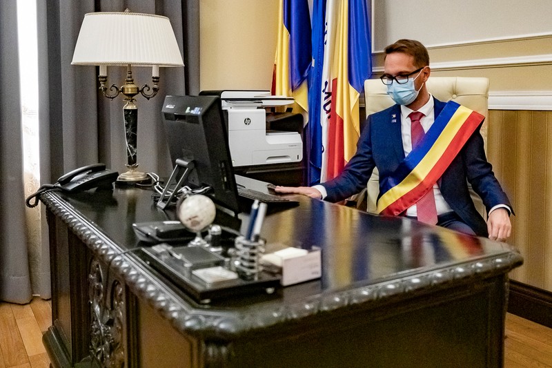 182 La finalul turului prin primărie, Dominic Fritz se aşază pentru prima dată în fotoliul de primar