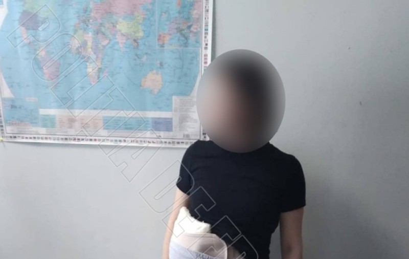 Femeie din Ucraina, prinsă cu 2 kg de droguri lipite pe corp, la intrarea în Moldova