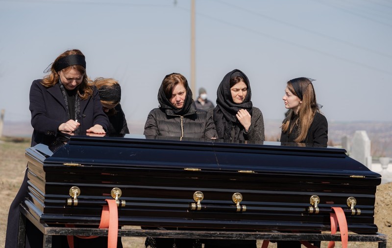 Absența raportărilor corecte expune vieți: fata pastorului din Suceava mort joi și anunțat decedat de COVID-19 după 4 zile a ajuns abia marți la spital