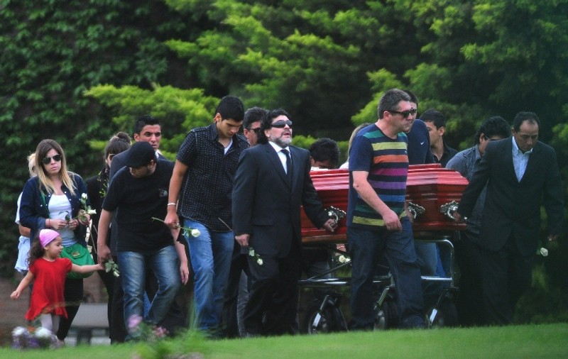 FOTO / Maradona şi-a înmormântat mama