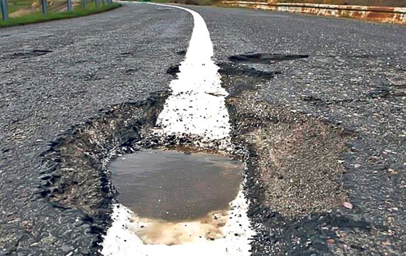 România, ţara tuturor posibilităţilor! Au vopsit… gropile din asfalt!