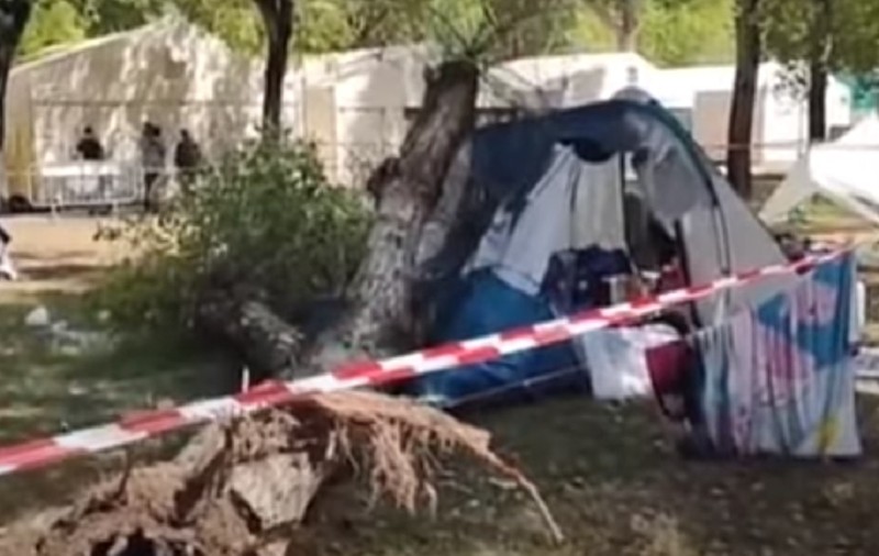 VIDEO | Două surori de 3 și 14 ani au murit într-un camping din Italia, după ce un copac a căzut peste cortul în care se aflau