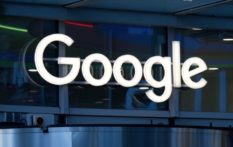 Logo-ul Google la intrarea în sediul central din Varșovia, Polonia