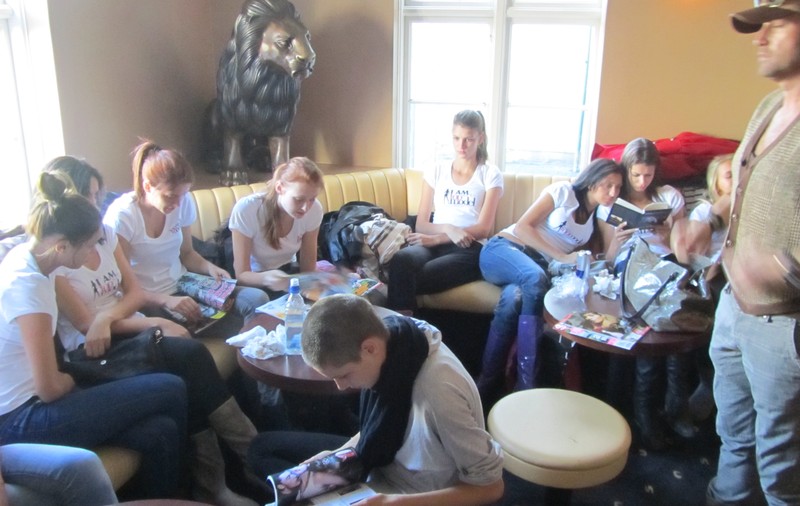 Concurentele Next Top Model participă la săptămâna modei din Islanda