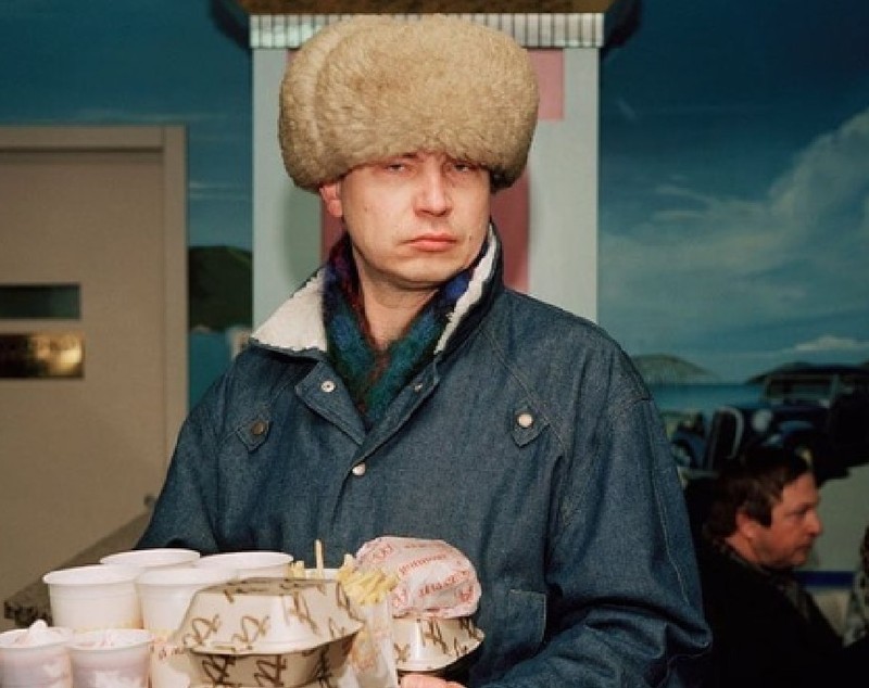 A murit Martin Parr, fotograful deschiderii primului Mc Donald's din Moscova: „Oamenii stau la o coadă imensă pentru prostii americane dezgustătoare”