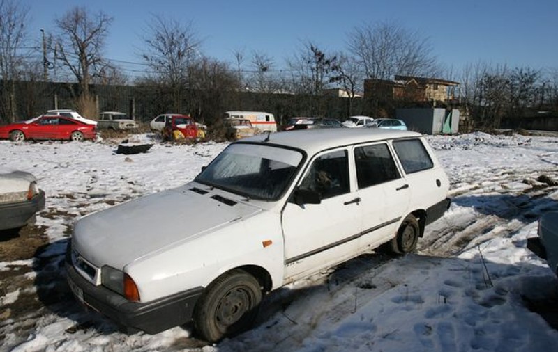 Aici este cimitirul ”dormitoarelor” pe roţi!