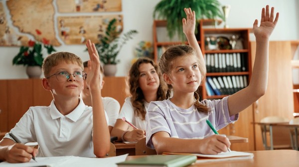 Elevii din România urmează să primească primele burse din noul an școlar, iar școlile au deja un calendar clar pentru stabilirea beneficiarilor și transmiterea sumelor necesare.