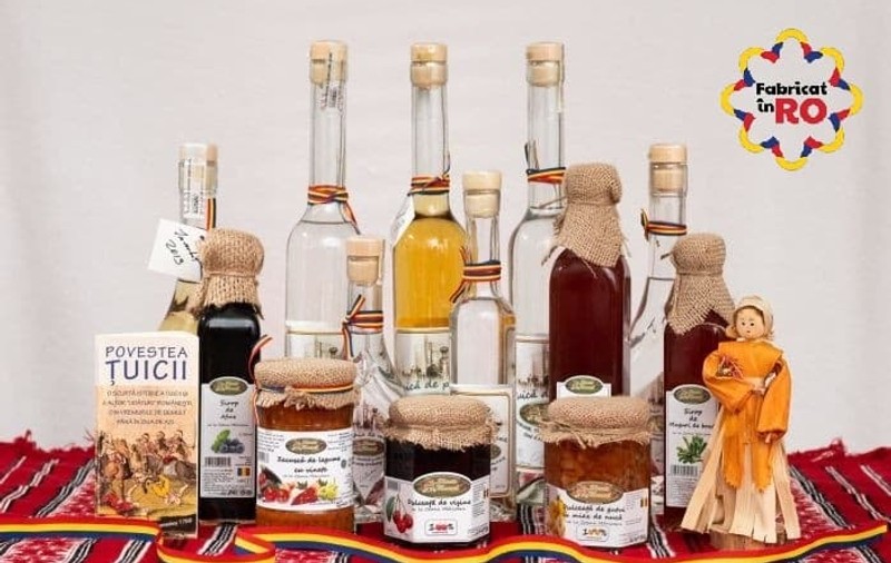 Țuica de prune - o băutură nelipsită de pe mesele tradiționale românești