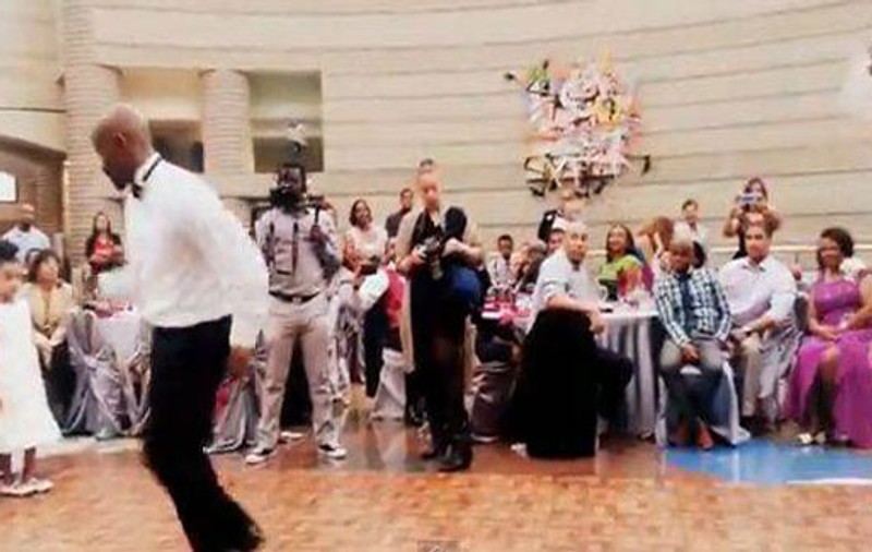 Cel mai frumos şi spectaculos dans al mirilor pe care l-ai văzut vreodată! Oare cât s-au antrenat să le iasă aşa? | VIDEO