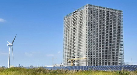 Prima baterie-turn gravitațională din lume, testată în China. Rudong stochează energie cu 315.000 tone beton. Foto: Energy Vault