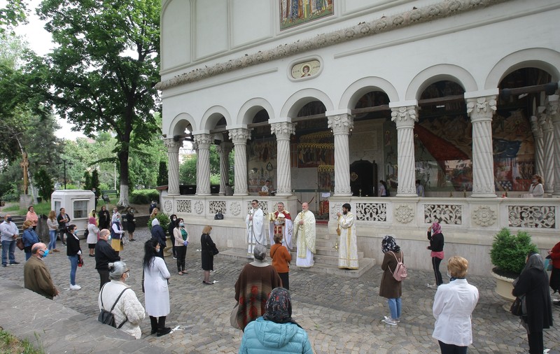 Câte persoane pot participa la nunți și înmormântări, dacă sunt oficiate în curtea bisericii și cu respectarea distanțării sociale? Răspunsul Poliției