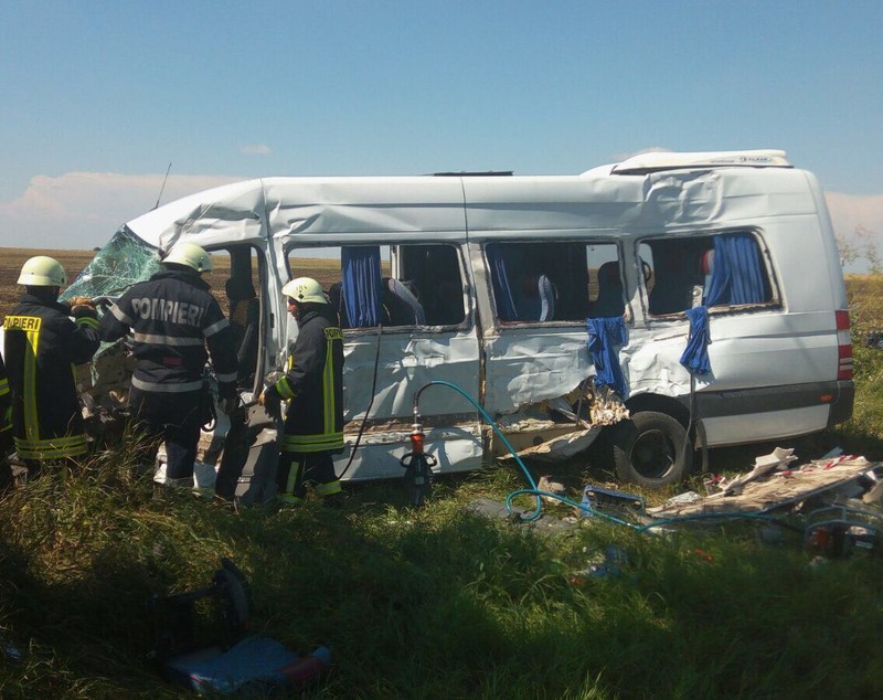FOTO&VIDEO/ Un mort și 13 răniți, după ce un microbuz s-a lovit de un TIR. Cauza accidentului