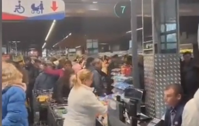 Orașul Herson a redeschis primul supermarket după retragerea rușilor. Ucrainenii au format cozi pentru alimente