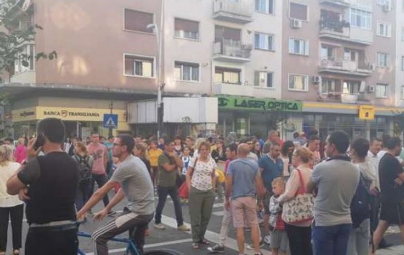 VIDEO/ Oamenii din Bacău au ieșit în stradă din cauza lipsei apei potabile. Orașul nu are apă de cinci zile
