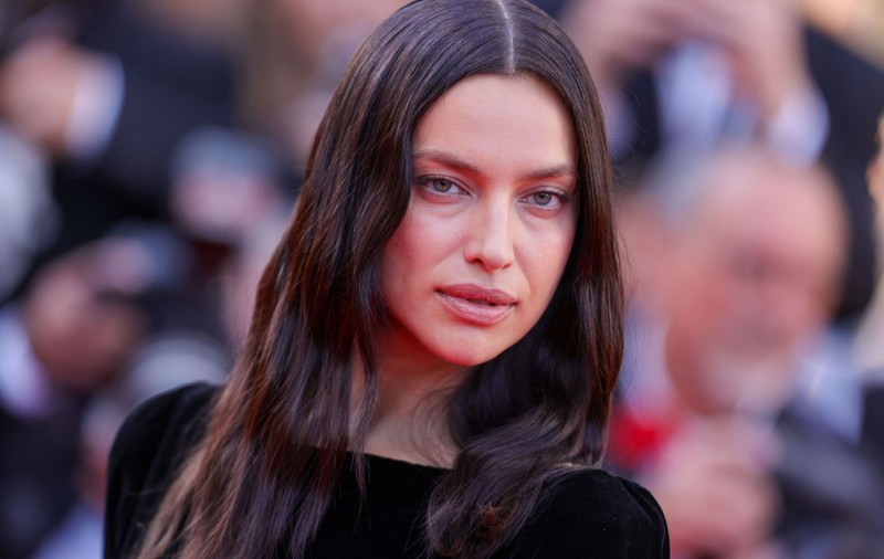 Imagini cu „văduva neagră” de la Cannes 2025. Fotomodelul s-a adaptat noului cod vestimentar, care interzice nuditatea