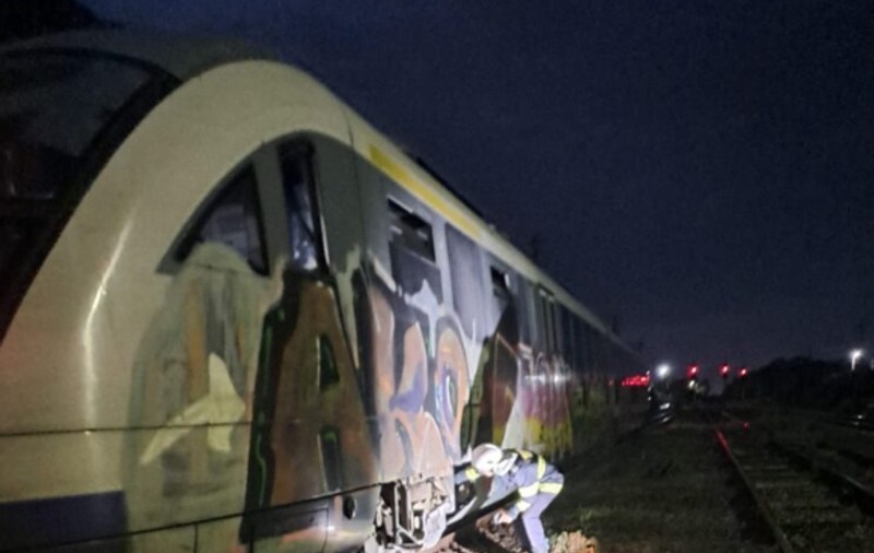 Incendiu la motorul unui tren în care se aflau 60 de călători, în Argeș. Nu sunt victime