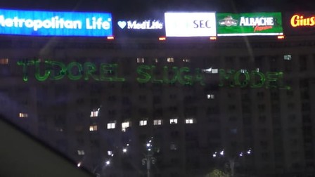 Mesajul proiectat pe o clădire din Piața Victoriei pentru care a fost amendat Marian Rădună
