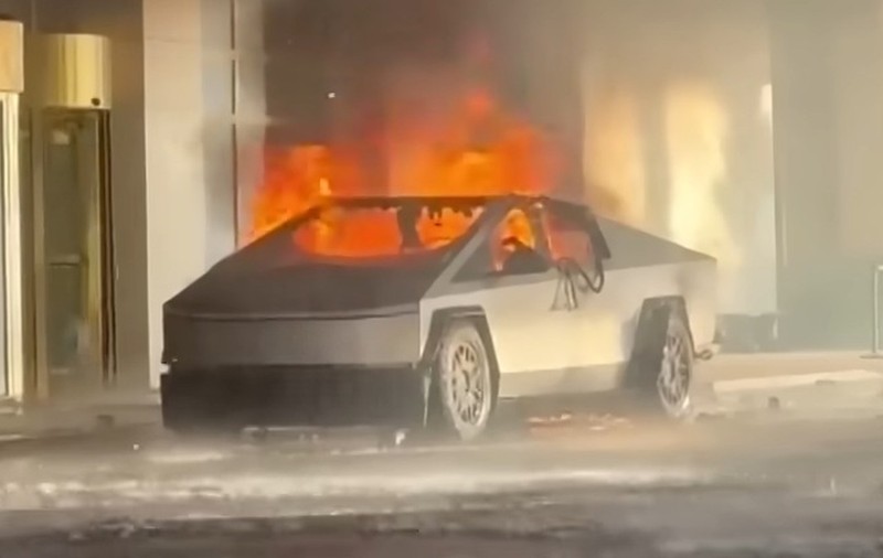 Un Cybertruck Tesla a explodat în fața unui hotel al lui Donald Trump din Las Vegas. Sunt un mort și șapte răniți