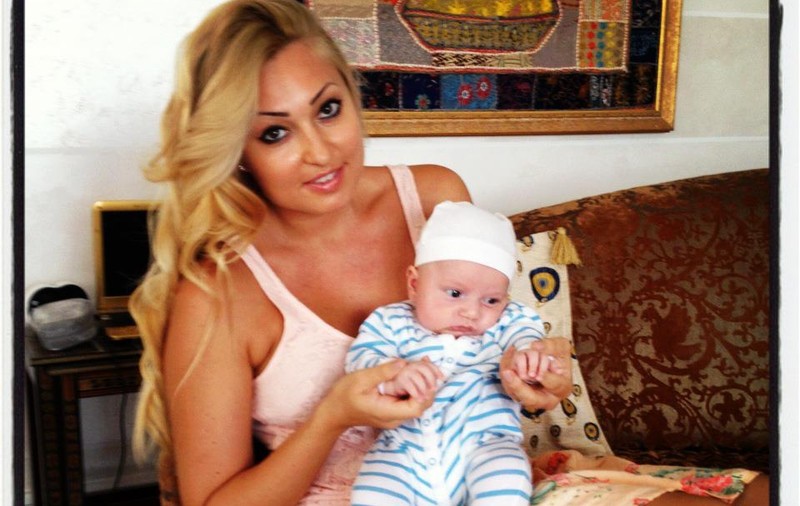 Fiul cel mic al lui Zenga a împlinit două luni! Vezi ce dorinţe şi-a pus mama lui 