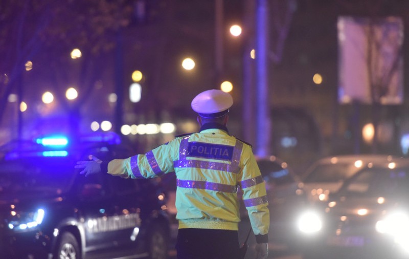 Urmărire ca în filme în Prahova. Un șofer beat și fără permis a lovit mașina poliției