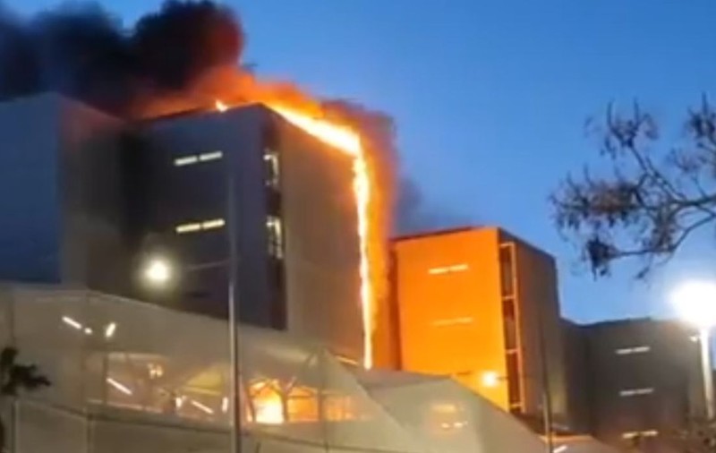 Un spital din Spania a luat foc după ce un incendiu alimentat de vânt s-a extins. Pacienții și medicii au evacuat clădirea 