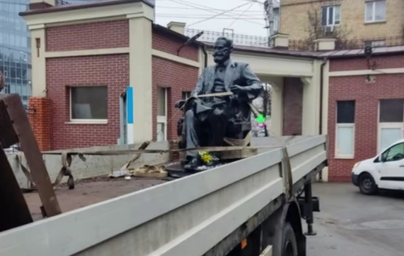 Ucrainenii au demontat statuia savantului Ivan Pavlov din Kiev. „A făcut experimente crude nu numai pe animale, ci și pe oameni”