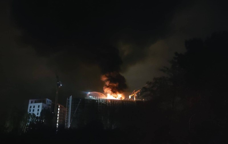 Blocul din nordul Bucureștiului care a luat foc sâmbătă seară, aprins de niște lampioane. De unde au fost lansate