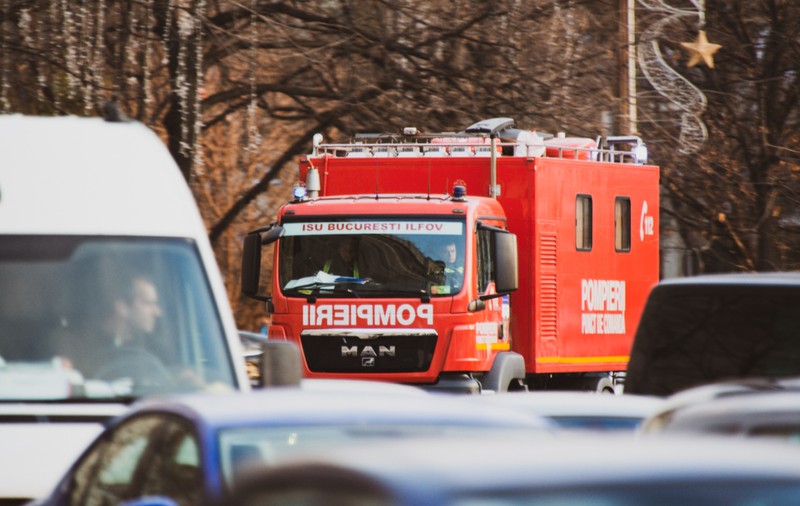 Incendiu la restaurantul La Cocoșatu din București. 20 de persoane evacuate, au venit 8 autospeciale de stingere