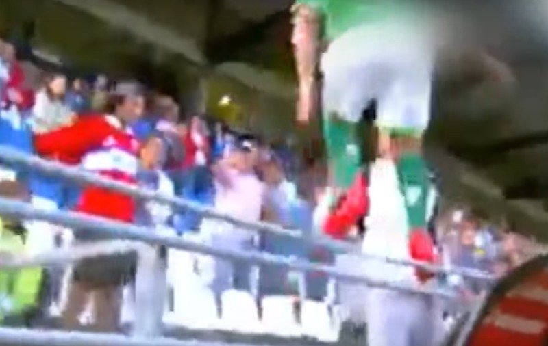 Un chilian l-a copiat pe marele Cantona. A sărit în tribune și l-a lovit cu piciorul în cap pe un spectator! VIDEO