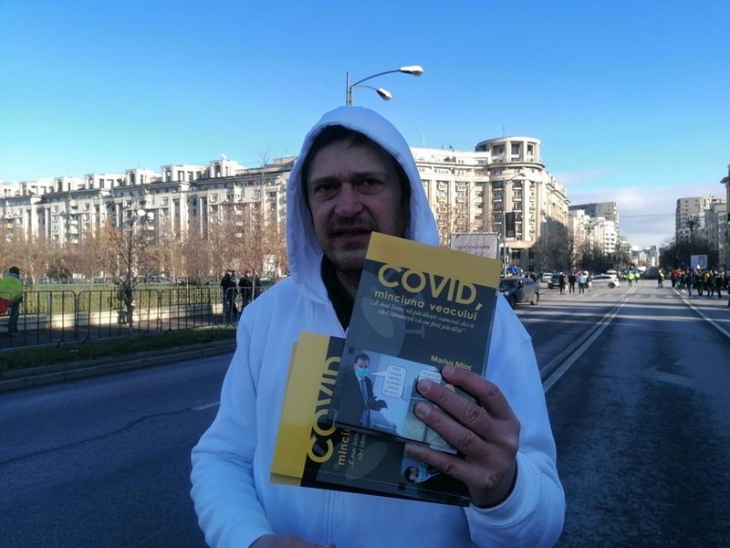 Marius Mioc, fost revoluționar, își vinde cartea la protest cu 45 de lei.