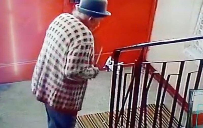 VIDEO| O pensionară din Bacău, filmată în timp ce distruge aparatul cu dezinfectant dintr-un bloc