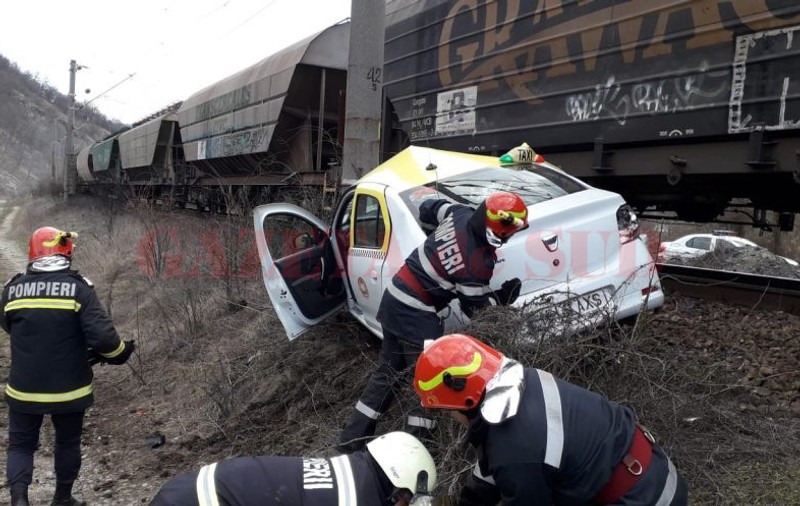 Un taxi a fost lovit de tren la Orşova. Unul dintre pasageri a murit