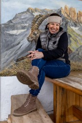 Foto: Benjamin Soland, 11.12.2023, Elm (GL): Ski. Frauen. Vreni Schneider posiert in Elm.
