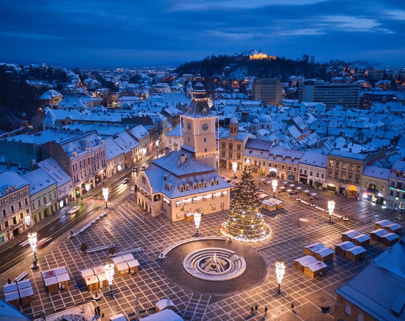 Târgul de Crăciun Brașov 2024. Căsuțe cu produse tradiționale, dar și cel mai înalt brad de Crăciun natural din România