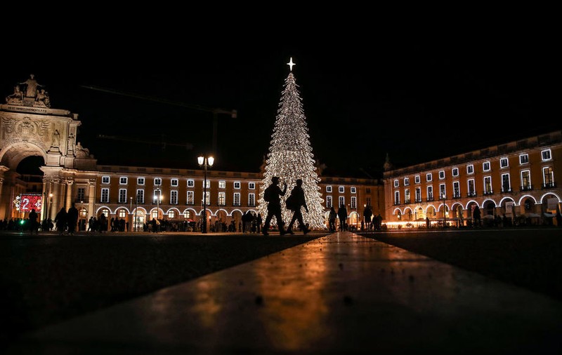 Portugalia va stinge luminițele de Crăciun la miezul nopții, pentru a limita consumul de energie. Ce alte măsuri au fost anunțate